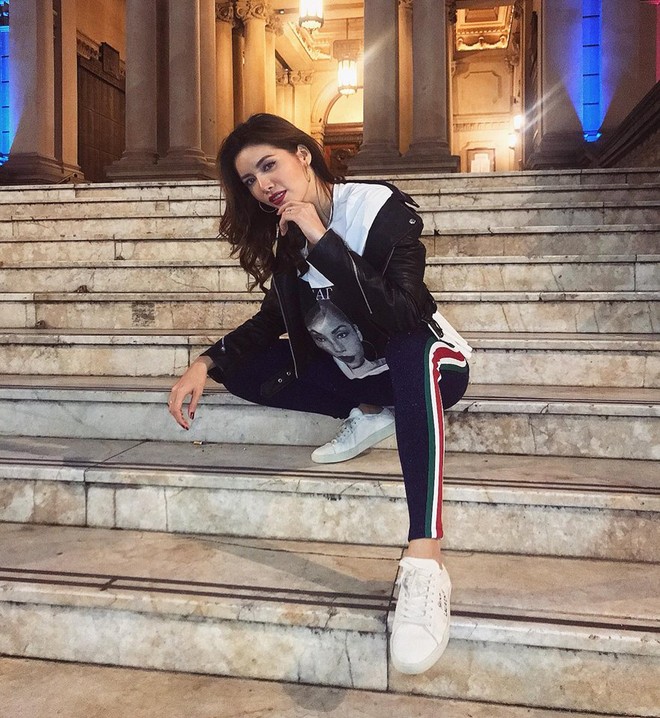 Phạm Hương ph&ocirc; diễn street style đầu ti&ecirc;n tại Seoul, HyunA đụng t&uacute;i hiệu với Ch&acirc;u B&ugrave;i - Ảnh 4.