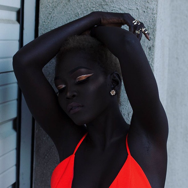 Sắc tối giúp nét đẹp của làn da đen bóng nổi bật hơn bao giờ hết. Xem qua những tấm ảnh để thấy sự rực rỡ và rực rỡ màu sắc của những cô gái này.