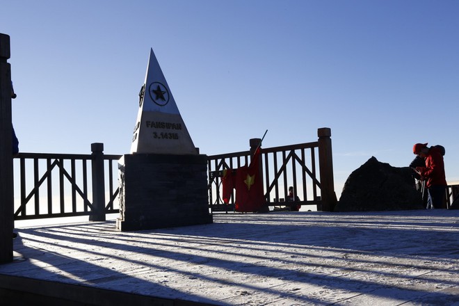 Sương muối trắng xóa đỉnh Fansipan khiến khách du lịch trầm trồ thích thú - Ảnh 1.