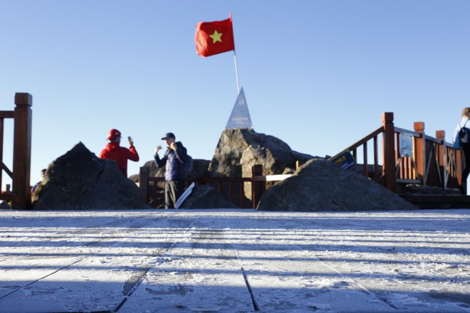 Sương muối trắng xóa đỉnh Fansipan khiến khách du lịch trầm trồ thích thú - Ảnh 11.