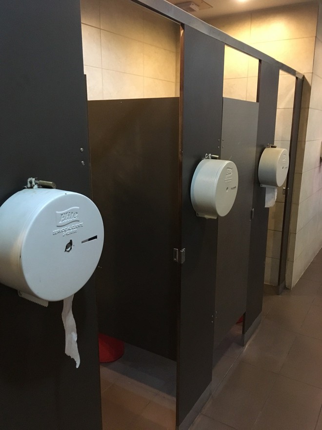 15 cảnh ngang tr&aacute;i chỉ c&oacute; thể t&igrave;m thấy trong toilet - Ảnh 13.