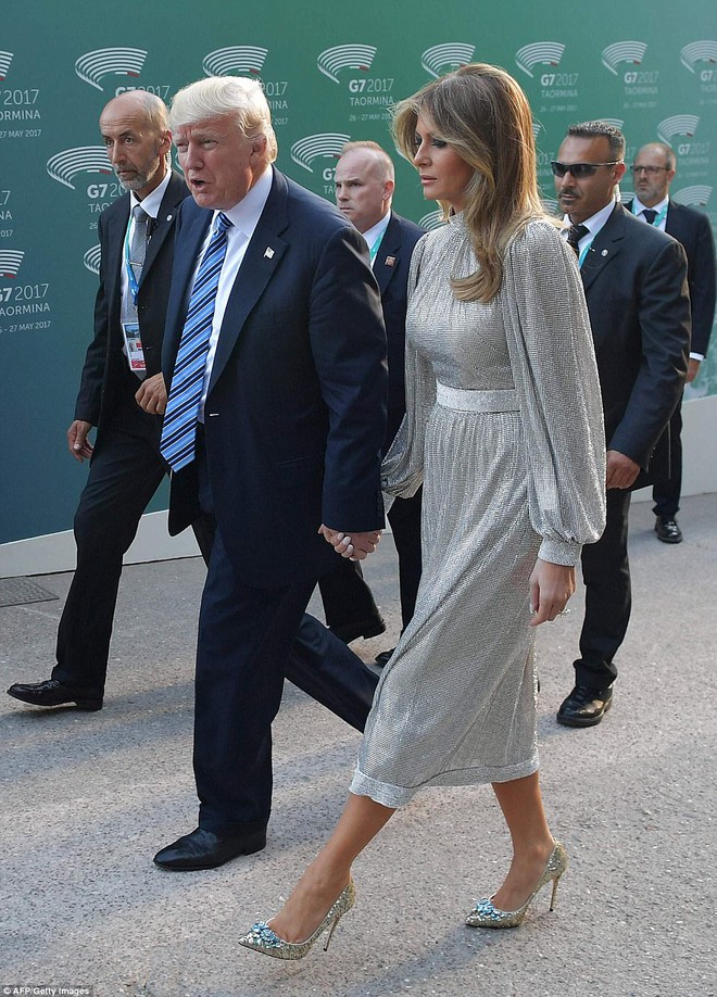 Vừa diện áo 1 tỷ 1, bà Melania Trump lại đặt may váy hơn 900 triệu để đi công du cùng chồng - Ảnh 2.