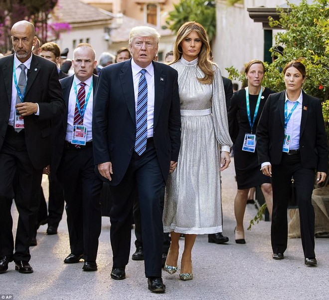 Vừa diện áo 1 tỷ 1, bà Melania Trump lại đặt may váy hơn 900 triệu để đi công du cùng chồng - Ảnh 1.