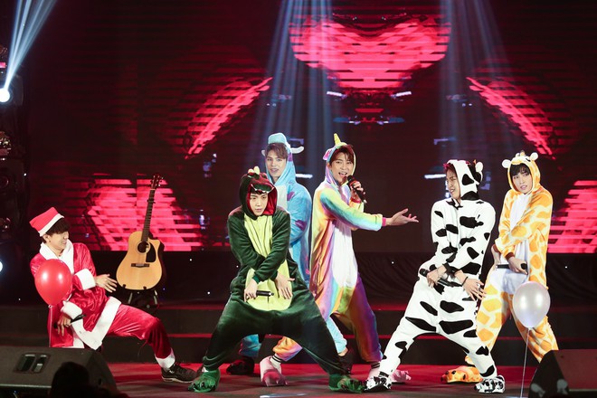Uni5 mặc đồ thú bông đáng yêu, thả thính teaser MV mới toanh trên sân khấu fan-meeting đầu tiên - Ảnh 4.