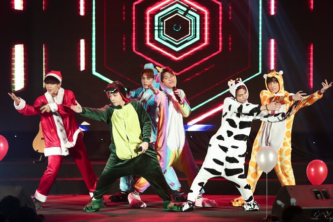 Uni5 mặc đồ thú bông đáng yêu, thả thính teaser MV mới toanh trên sân khấu fan-meeting đầu tiên - Ảnh 3.