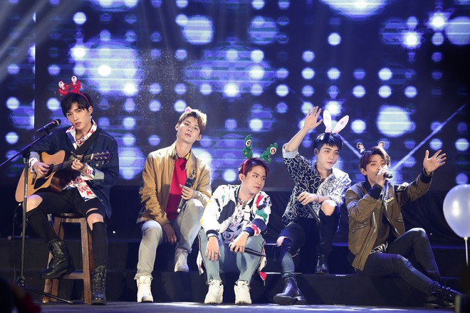 Uni5 mặc đồ thú bông đáng yêu, thả thính teaser MV mới toanh trên sân khấu fan-meeting đầu tiên - Ảnh 7.