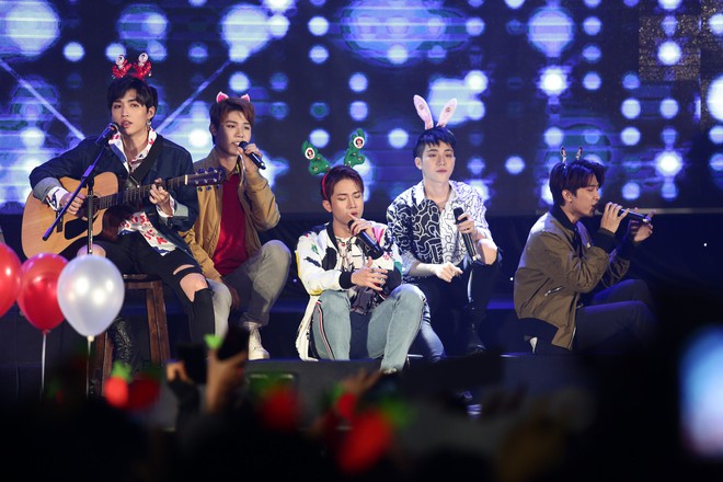 Uni5 mặc đồ thú bông đáng yêu, thả thính teaser MV mới toanh trên sân khấu fan-meeting đầu tiên - Ảnh 6.
