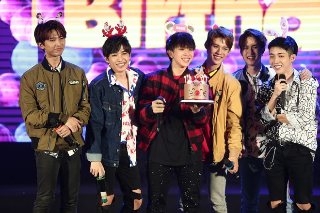Uni5 mặc đồ thú bông đáng yêu, thả thính teaser MV mới toanh trên sân khấu fan-meeting đầu tiên - Ảnh 9.