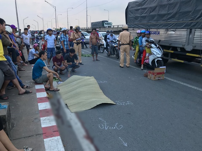 TP.HCM: Va v&agrave;o th&agrave;nh cầu B&igrave;nh Phước 1, người đ&agrave;n &ocirc;ng trượt d&agrave;i tử vong tại chỗ - Ảnh 1.