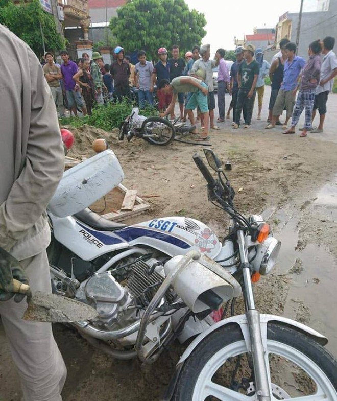 3 thanh ni&ecirc;n 10X t&ocirc;ng xe m&aacute;y v&agrave;o m&ocirc;t&ocirc; CSGT, 2 người bị thương nặng - Ảnh 2.