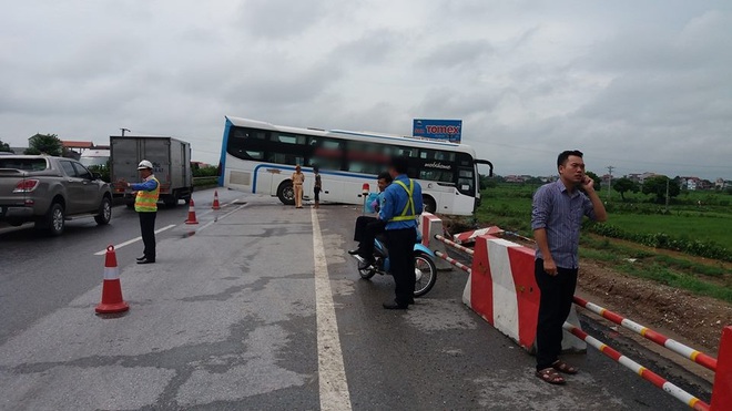 Hàng chục hành khách la hét thất thanh khi xe khách suýt lao xuống vệ đường sau tai nạn trên cao tốc Pháp Vân - Ảnh 1.