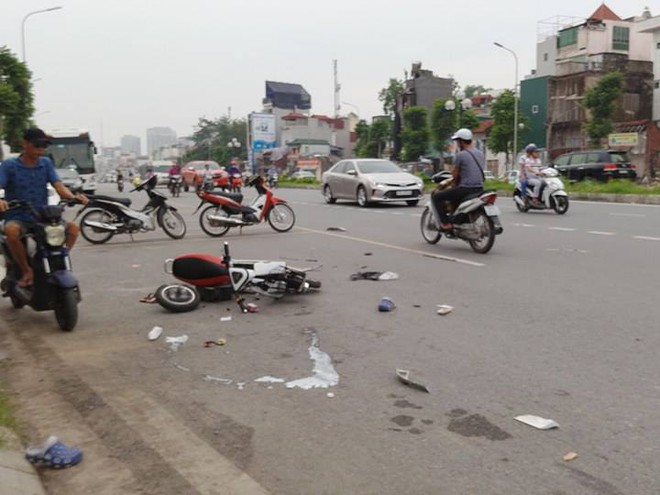 Ô tô Fortuner gây tai nạn liên hoàn ở Hà Nội, 2 phụ nữ và 1 bé trai bị thương nặng - Ảnh 2.