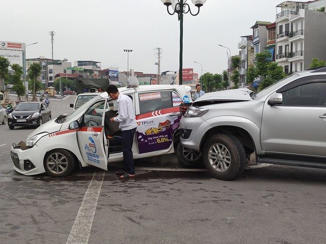 &Ocirc; t&ocirc; Fortuner g&acirc;y tai nạn li&ecirc;n ho&agrave;n ở H&agrave; Nội, 2 phụ nữ v&agrave; 1 b&eacute; trai bị thương nặng - Ảnh 1.