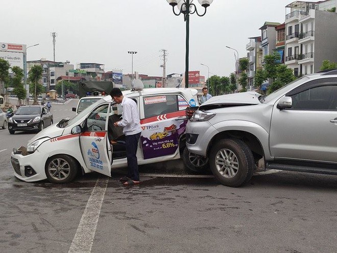 Ô tô Fortuner gây tai nạn liên hoàn ở Hà Nội, 2 phụ nữ và 1 bé trai bị thương nặng - Ảnh 1.