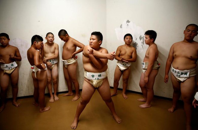 Chùm ảnh: Tinh thần thi đấu ngoan cường của những đứa trẻ sumo Nhật Bản - Ảnh 1.