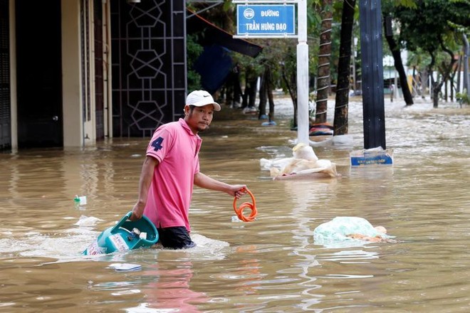 Những hình ảnh đau lòng trong cơn lũ miền Trung tràn ngập báo chí nước ngoài - Ảnh 6.