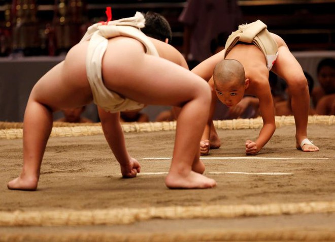 Chùm ảnh: Tinh thần thi đấu ngoan cường của những đứa trẻ sumo Nhật Bản - Ảnh 7.