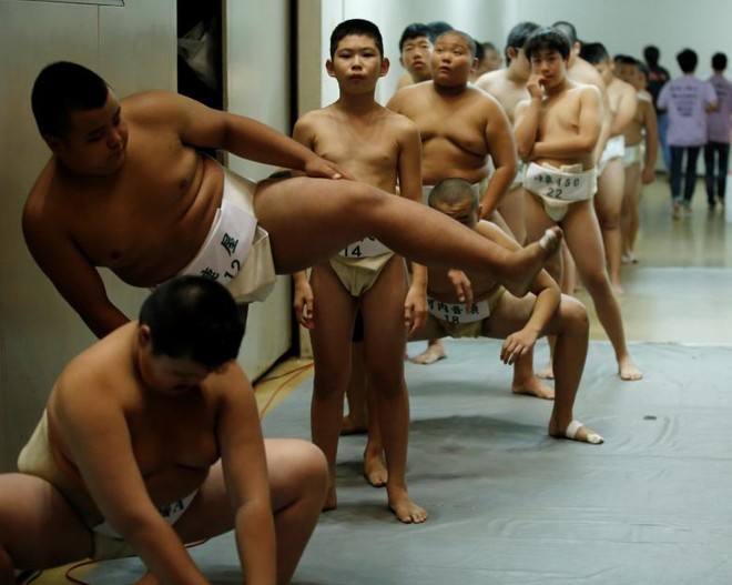 Chùm ảnh: Tinh thần thi đấu ngoan cường của những đứa trẻ sumo Nhật Bản - Ảnh 8.