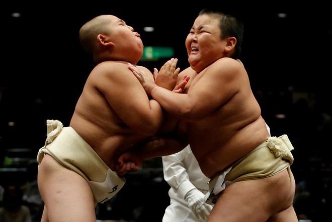 Chùm ảnh: Tinh thần thi đấu ngoan cường của những đứa trẻ sumo Nhật Bản - Ảnh 11.