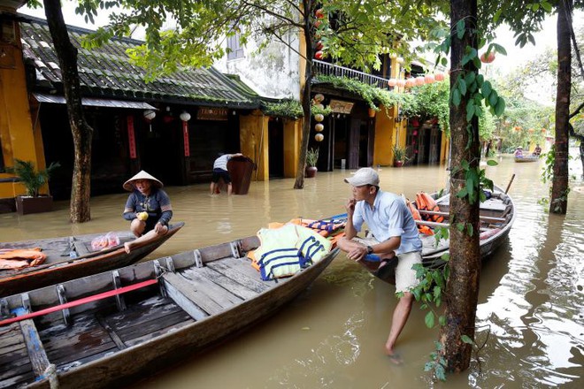 Những hình ảnh đau lòng trong cơn lũ miền Trung tràn ngập báo chí nước ngoài - Ảnh 13.