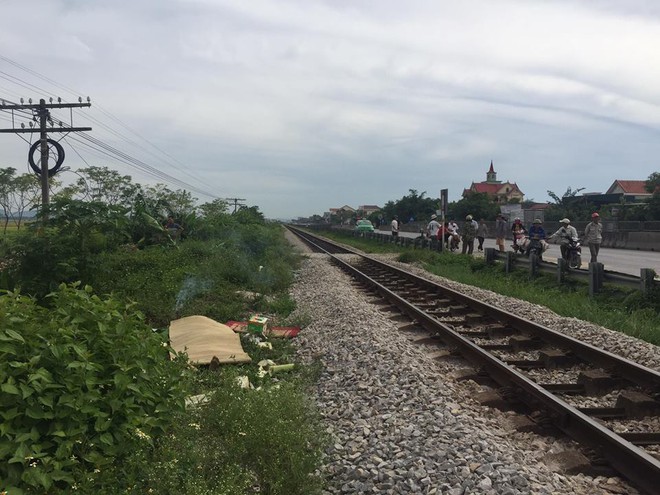 Cố vượt đường sắt, một người đ&agrave;n &ocirc;ng bị t&agrave;u hỏa đ&acirc;m tử vong - Ảnh 1.