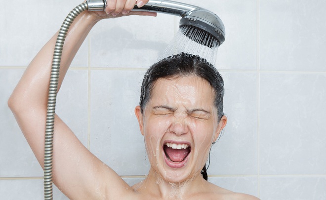 4 thói quen tắm không đúng cách có thể gây hại da không ngờ - Ảnh 1.
