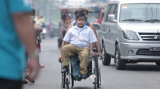 Cha nghèo không có tiền, dẫu phải ngồi xe lăn vẫn ngày ngày đưa con tới trường - Ảnh 3.