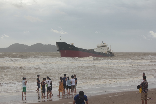 Nghệ An: 13 người mất t&iacute;ch c&ugrave;ng t&agrave;u chở than trong cơn b&atilde;o số 2 - Ảnh 1.