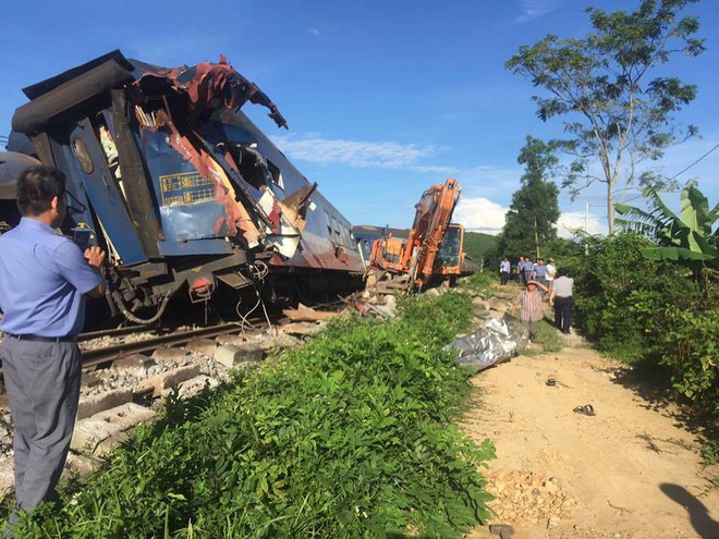 Quảng Bình: Người lái máy cẩu băng qua đường sắt bị tàu hỏa húc văng, 3 toa tàu bị lật - Ảnh 2.