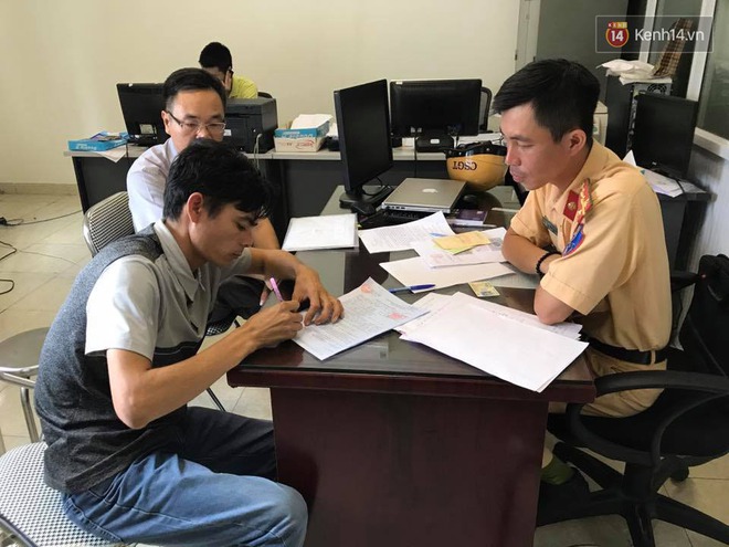 H&agrave; Nội: Phạt 3,2 triệu, tước bằng l&aacute;i t&agrave;i xế taxi chạy v&agrave;o đường ưu ti&ecirc;n - Ảnh 2.