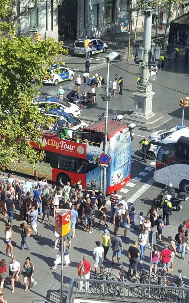 NÓNG: Ô tô đâm vào đám đông ở Tây Ban Nha, nhiều người thiệt mạng - Ảnh 6.