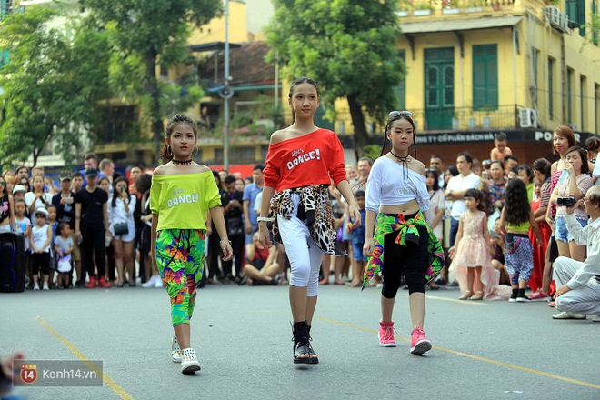 Màn khiêu vũ thể hình làm nóng Phố đi bộ Hồ Gươm cuối tuần qua với gần 150 người tham gia - Ảnh 11.