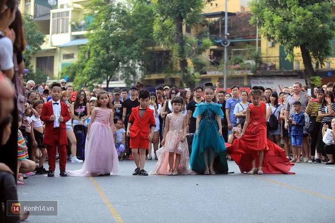 Màn khiêu vũ thể hình làm nóng Phố đi bộ Hồ Gươm cuối tuần qua với gần 150 người tham gia - Ảnh 10.