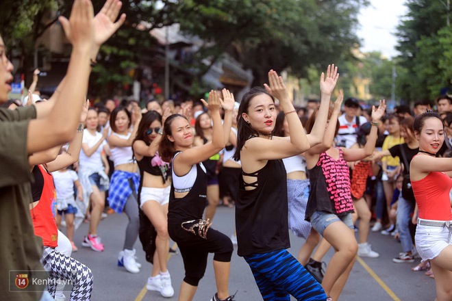Màn khiêu vũ thể hình làm nóng Phố đi bộ Hồ Gươm cuối tuần qua với gần 150 người tham gia - Ảnh 2.