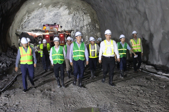 L&atilde;nh đạo Bộ GTVT kiểm tra c&aacute;c vết nứt trong hầm đường bộ Hải V&acirc;n - Ảnh 4.