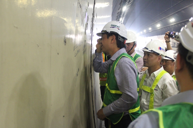 L&atilde;nh đạo Bộ GTVT kiểm tra c&aacute;c vết nứt trong hầm đường bộ Hải V&acirc;n - Ảnh 1.