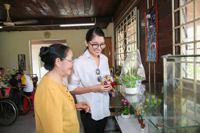 Chưa khỏi hẳn bệnh thủy đậu, Thùy Dung đeo khẩu trang tham gia tổng duyệt đêm chung kết Miss International 2017 - Ảnh 10.