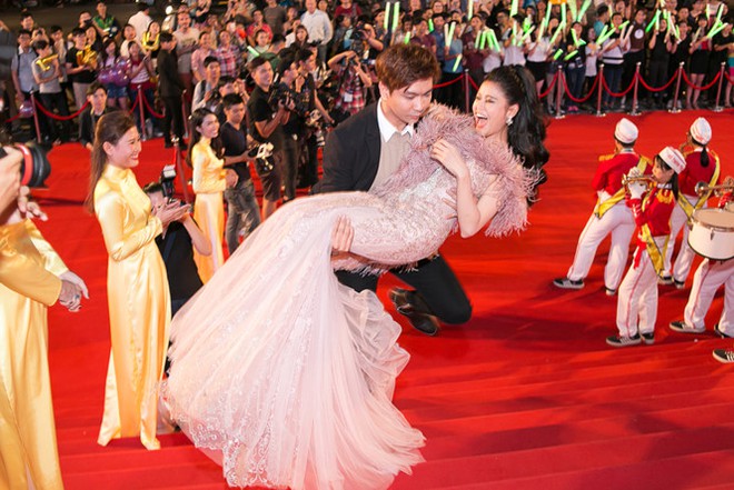 Trương Quỳnh Anh - Tim chăm diện thời trang ton-sur-ton nhất mỗi khi song hành trên thảm đỏ - Ảnh 4.