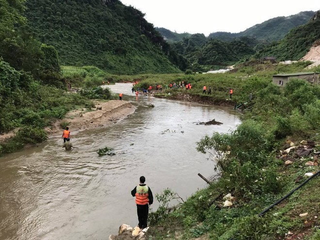 Hàng trăm chiến sỹ dàn quân tìm kiếm bé 4 tuổi bị lũ cuốn mất tích ở Nghệ An - Ảnh 1.