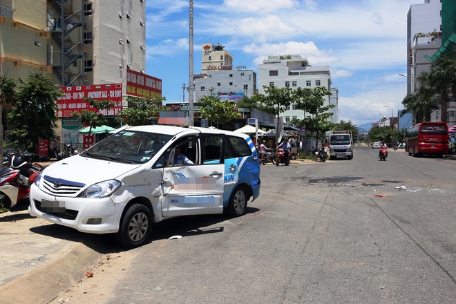 Đà Nẵng: Taxi va chạm với xe điện, cô gái trẻ tử vong - Ảnh 1.