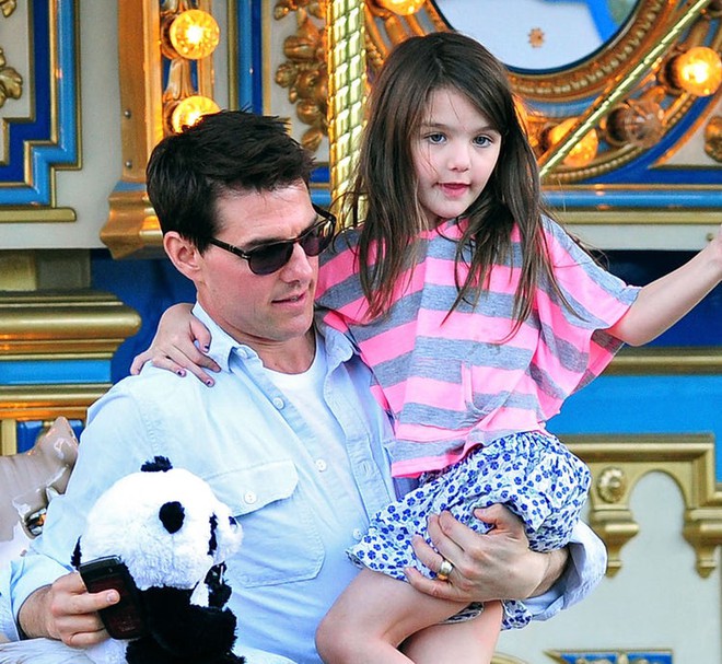 Xa cách bố Tom, Suri Cruise giờ đã tìm được người cha mới luôn làm bé tươi cười - Ảnh 4.