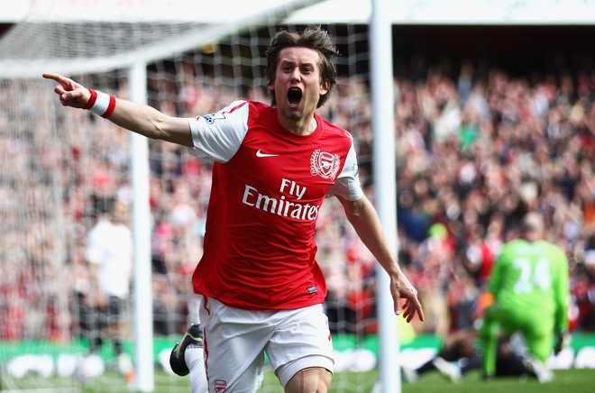 Cựu danh thủ Arsenal giải nghệ ở tuổi 37 - Ảnh 1.