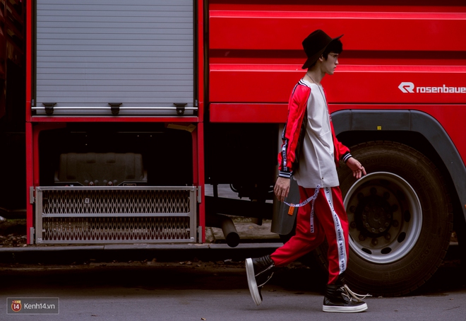 Kh&ocirc;ng c&ograve;n lậm đen trắng, street style của giới trẻ Việt tuần qua bỗng m&agrave;u m&egrave; v&agrave; ch&oacute;i lọi hơn bao giờ hết - Ảnh 6.