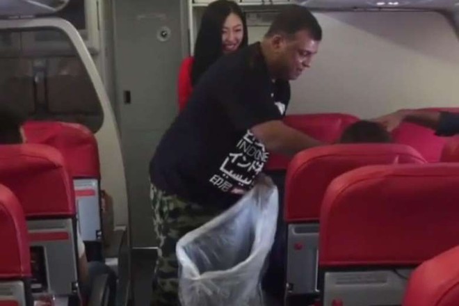 Hình ảnh CEO Air Asia Tony Fernandes đích thân nhặt rác trên máy bay khiến nhiều người trầm trồ khâm phục - Ảnh 2.