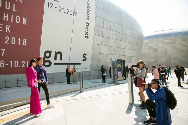 Ngắm một lan ngọc khác lạ ở seoul fashion week