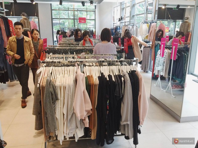 Săn đồ hiệu b&igrave;nh d&acirc;n dịp Black Friday: kh&ocirc;ng n&aacute;o nhiệt như kỳ vọng v&igrave; c&aacute;c h&atilde;ng chỉ sale đồ h&egrave;, hiếm sale đồ đ&ocirc;ng - Ảnh 15.