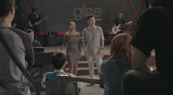 Glee Việt tập 5: Sau sự cố tinh tr&ugrave;ng nước n&oacute;ng, Rocker Nguyễn bất ngờ &ocirc;m h&ocirc;n Cindy V - Ảnh 4.
