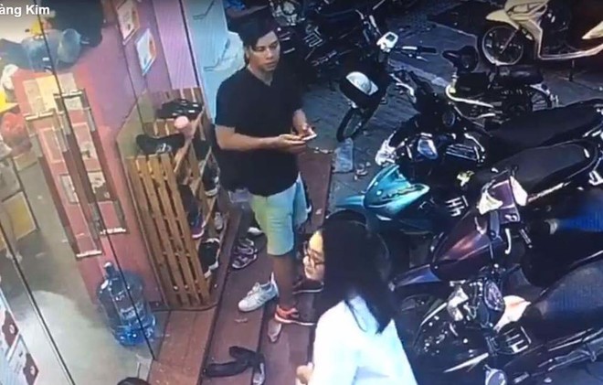 Hà Nội: Nam thanh niên bẻ khóa trộm xe SH trên phố Bà Triệu, 3 cô gái đứng ngay cạnh không hề hay biết - Ảnh 2.