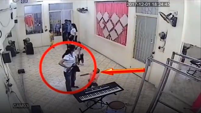 Clip: Đến đ&oacute;n b&eacute; trai, người phụ nữ nhanh tay lấy trộm điện thoại ngay trong lớp học - Ảnh 2.