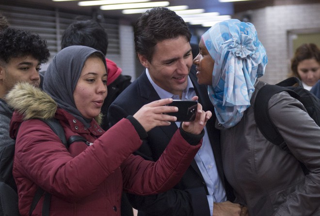 Nổi tiếng bởi vẻ điển trai v&agrave; lịch l&atilde;m, khi đặt ch&acirc;n tới Việt Nam, Thủ tướng Canada lại c&agrave;ng khiến mọi người phải trầm trồ - Ảnh 3.